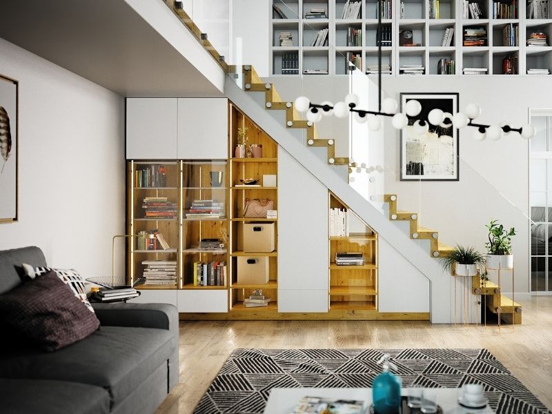Treppenschrank mit weißen Dekoren und Holzkorpus